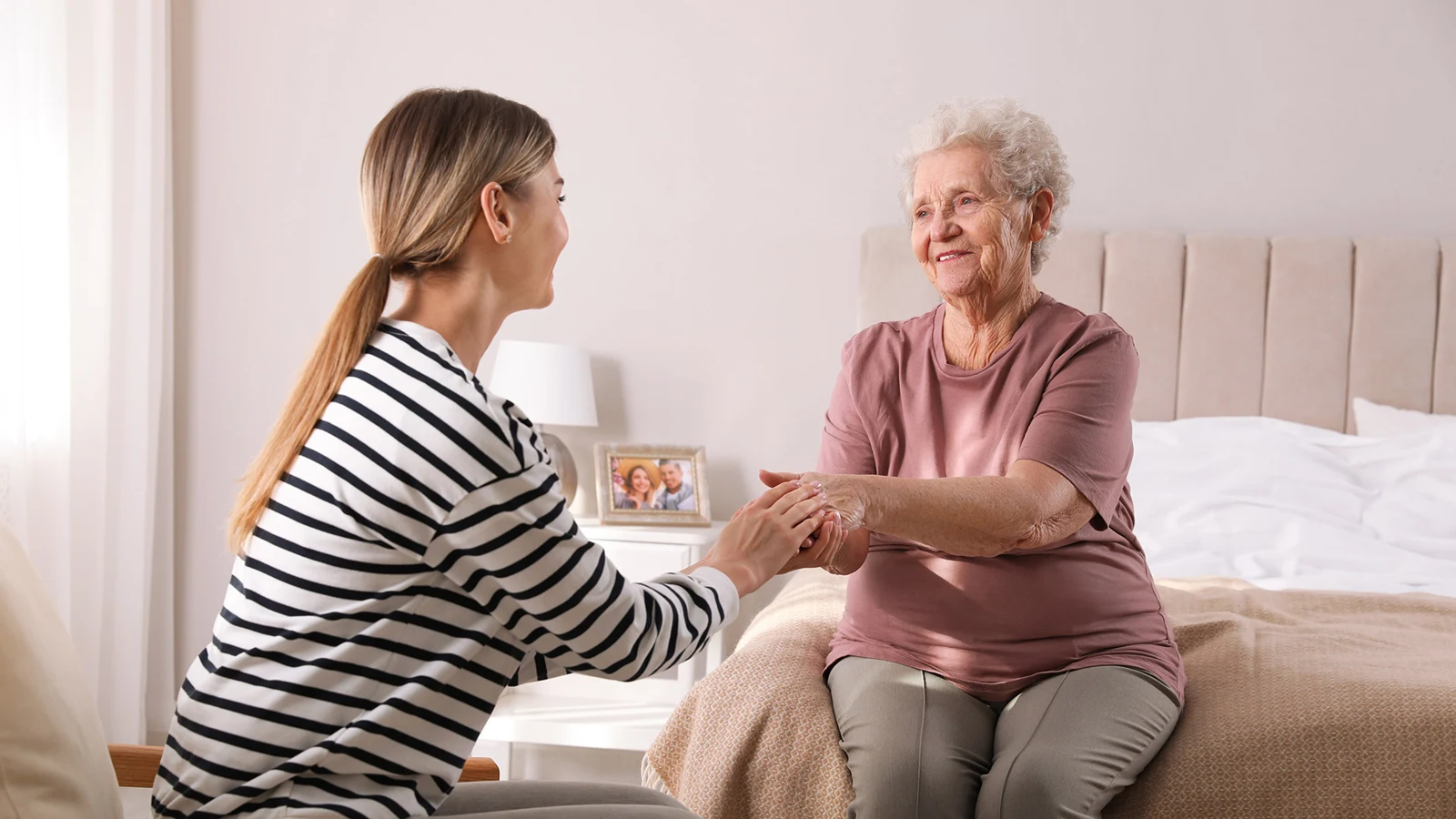 A student and senior connecting through Helpi